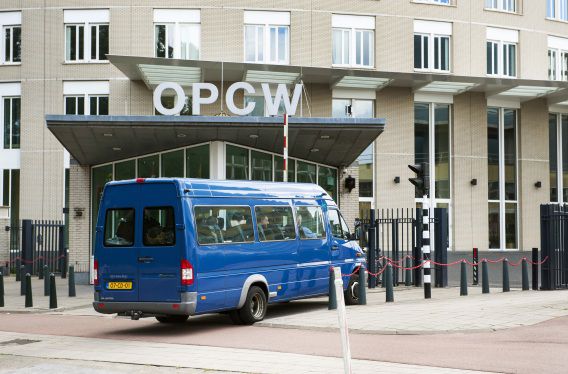VN-inspecteurs, die in Syrie onderzoek hebben gedaan naar het gebruik van chemische wapens, komen per busje aan bij het hoofdkantoor van OPCW in Den Haag, eind augustus.