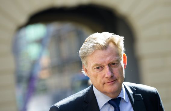 Van Rijn verwacht minder ontslagen in zorg dan werkgeversorganisatie - NRC
