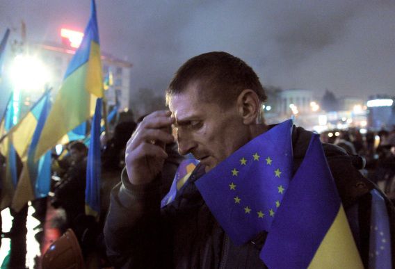 Een demonstrant bidt op het Onafhankelijkheidsplein in Kiev.