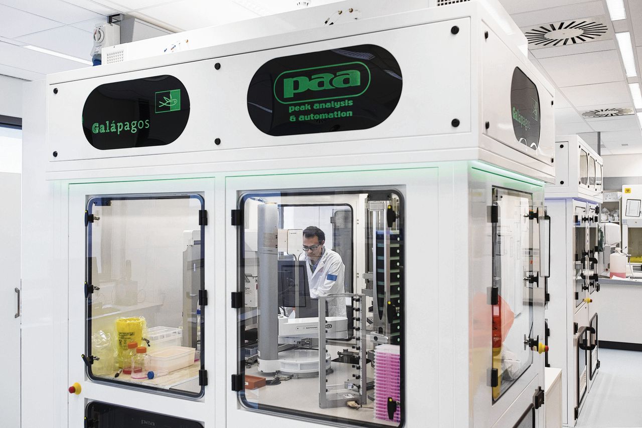 Een machine waarmee cellen gescreend worden in het laboratorium van biotechbedrijf Galapagos in Leiden.