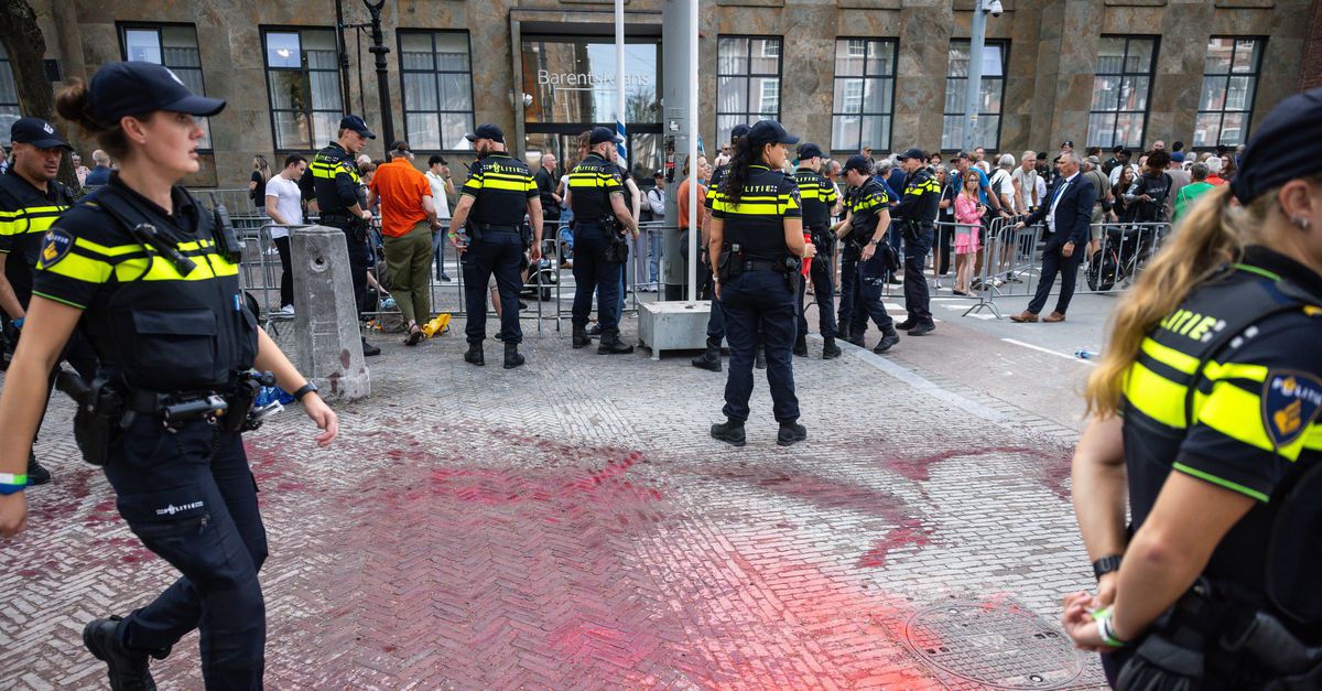 Protestacties op Prinsjesdag: XR-activisten besmeuren Lange Voorhout met rode verf, rookpluimen lang