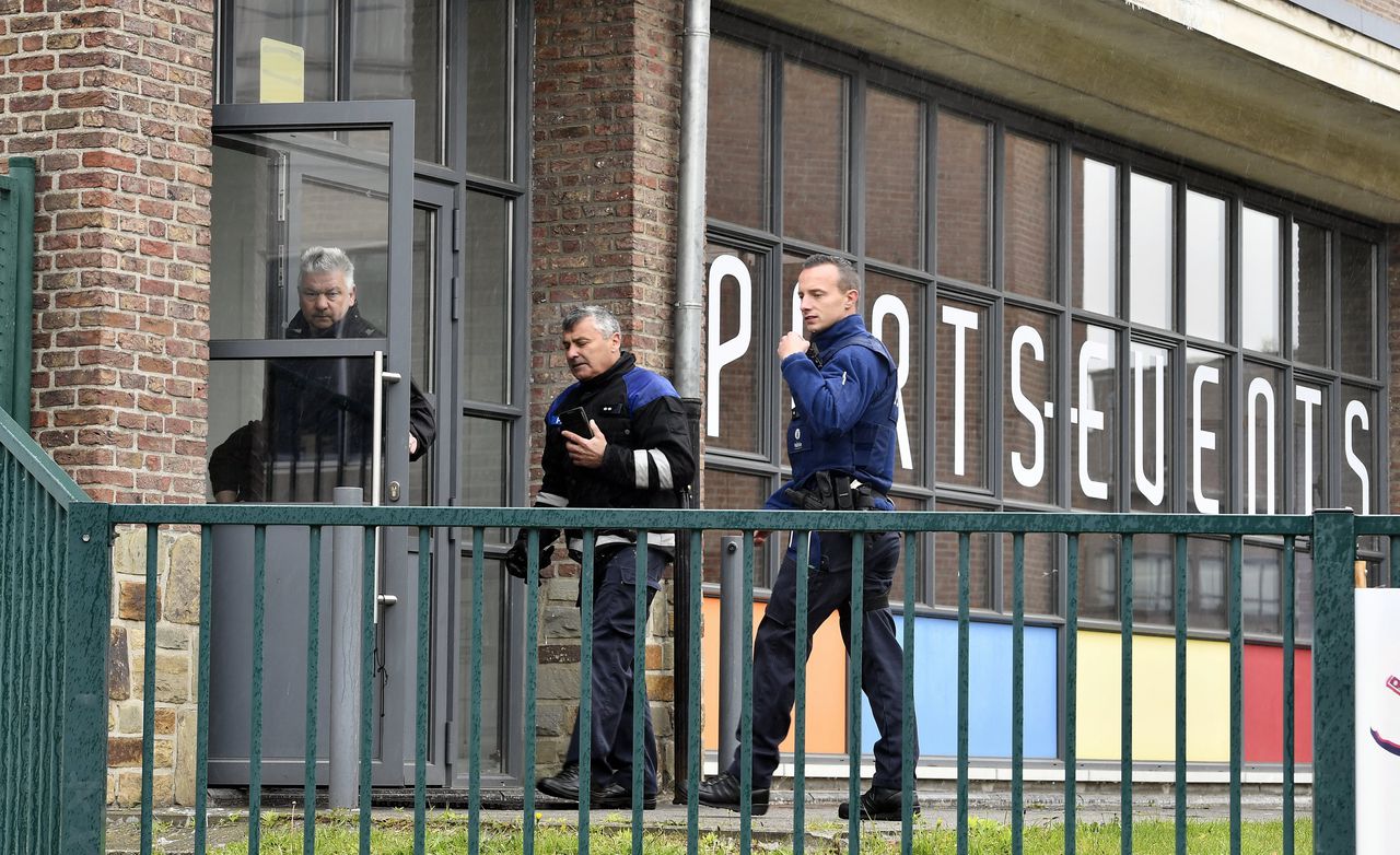 Politieagenten bij een school in Diest. Net als in Westerlo en Aarschot zijn ook daar alle basis- en middelbare scholen woensdagochtend geëvacueerd.