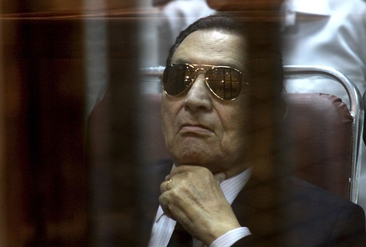 Een archieffoto van Mubarak in de rechtszaal. Ook vandaag zou hij een zonnebril op hebben gehad, meldt persbureau AP.