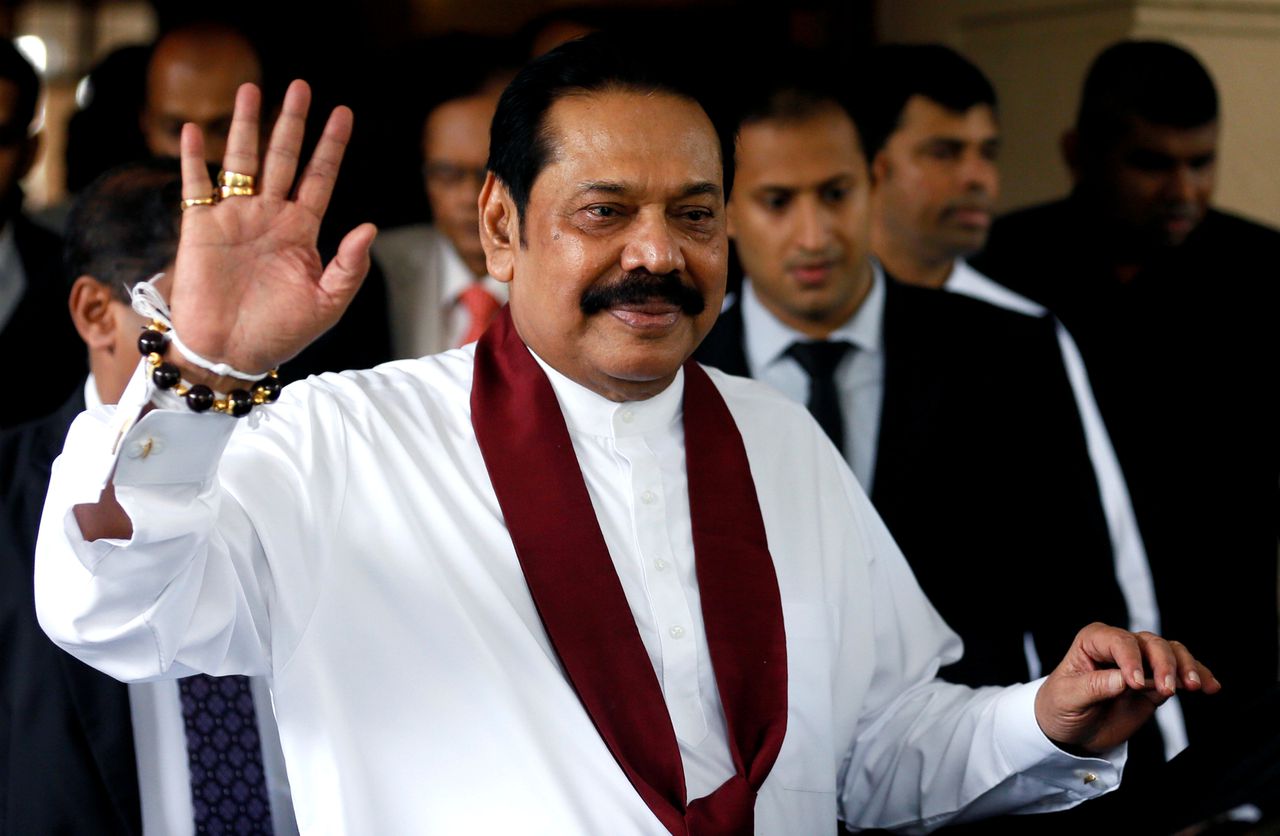 Mahinda Rajapaksa twee weken geleden op het ministerie van Financiën, waar hij wat de president betreft ook de leiding over krijgt.