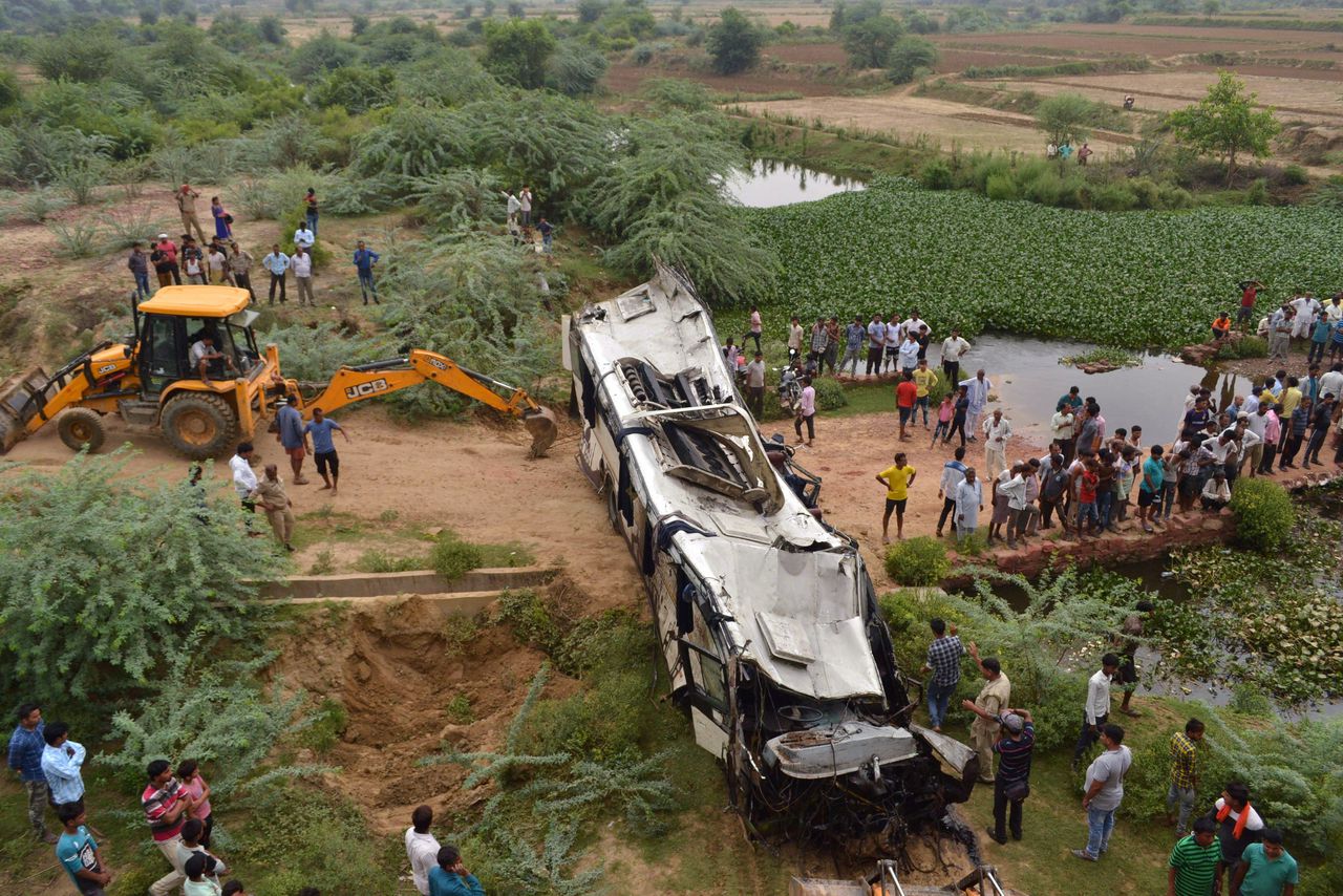 Het verwrongen karkas van de gecrashte bus, die van een brug reed nabij Agra.