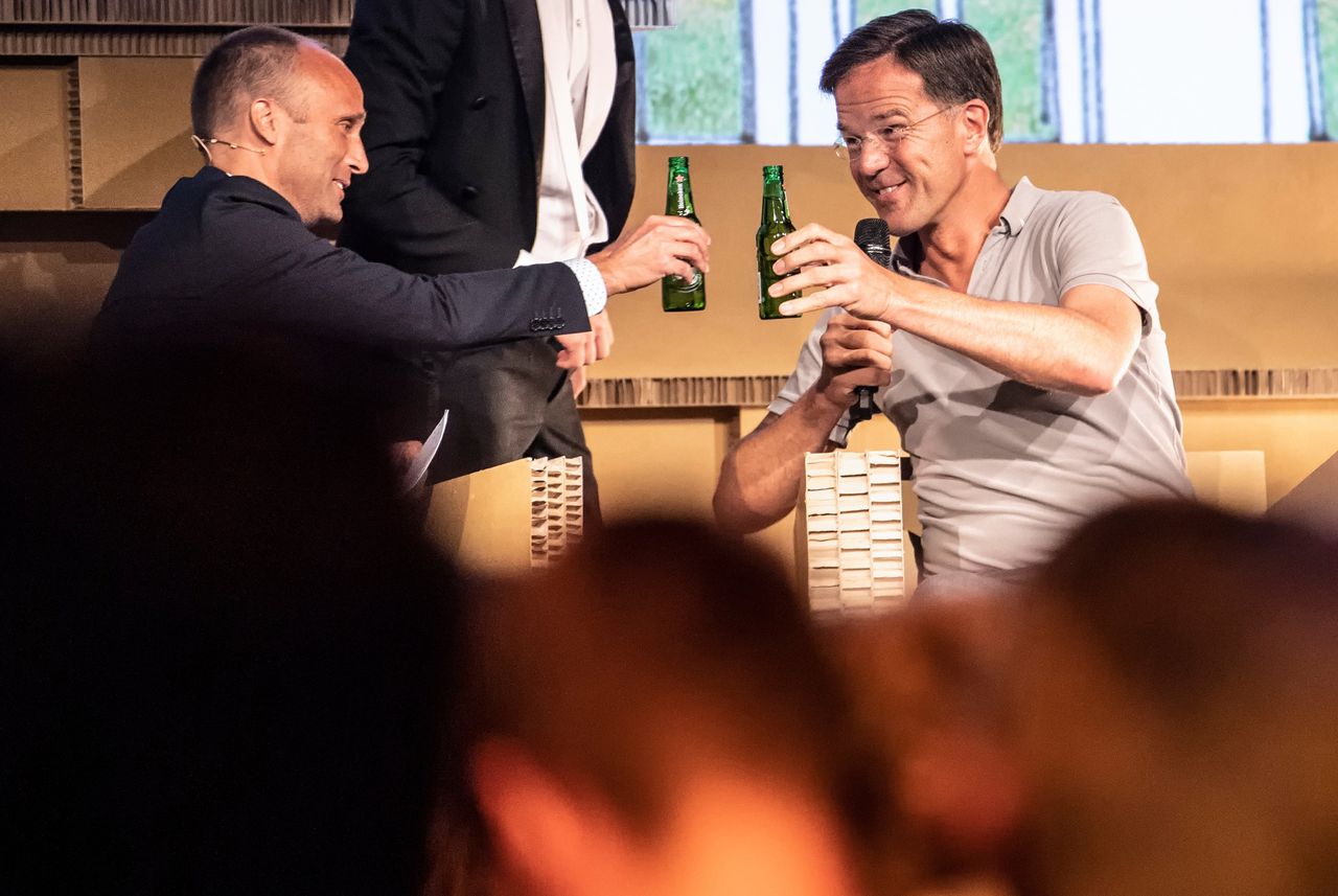 Het publiek op Lowlands koos voor bier als drankje voor Mark Rutte. De premier was daar „helemaal voor”.