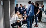 In de wandelgangen zoeken Kamerleden bij elkaar meerderheden  voor hun voorstellen. Jan Paternotte (D66) overlegt met collega’s van onder meer GroenLinks, PvdA en ChristenUnie.