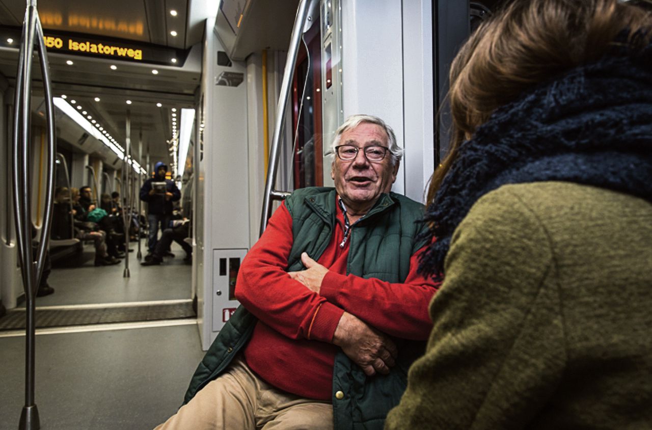Tijdens het project Ondergronds gaan senioren in gesprek met Amsterdammers tijdens een metroritje.