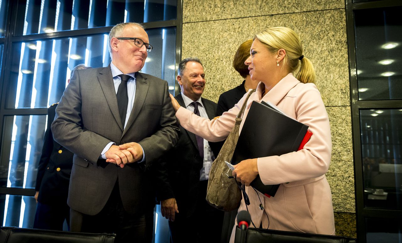 Minister van Buitenlandse Zaken Frans Timmermans en minister van Defensie Jeanine Hennis-Plasschaert tijdens het algemeen overleg over repatrieringsmissie in Oekraïne.
