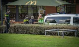 De politie in Capelle aan den IJssel na de schietpartij na de vermeende gewapende overval van de McDonald’s-vestiging. Foto Mitchell de Kwant / ANP MediaTV