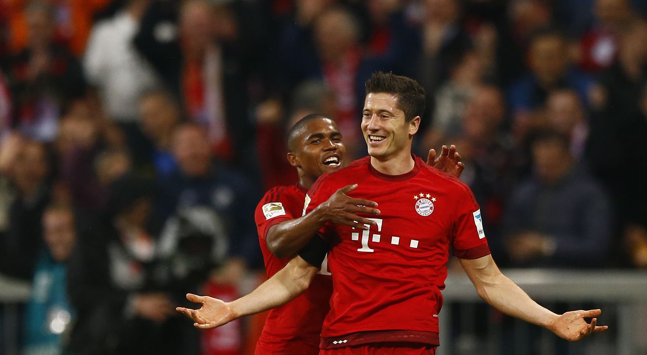 Bayern's spits Robert Lewandowski scoorde in slechts negen minuten tijd vijf keer tegen Vfl Wolfsburg.