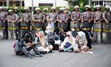 Bij de protesten tegen de dinsdag bekendgemaakte uitslag waren meer politieagenten aanwezig dan demonstranten. President Widodo won met bijna 17 miljoen stemmen verschil.