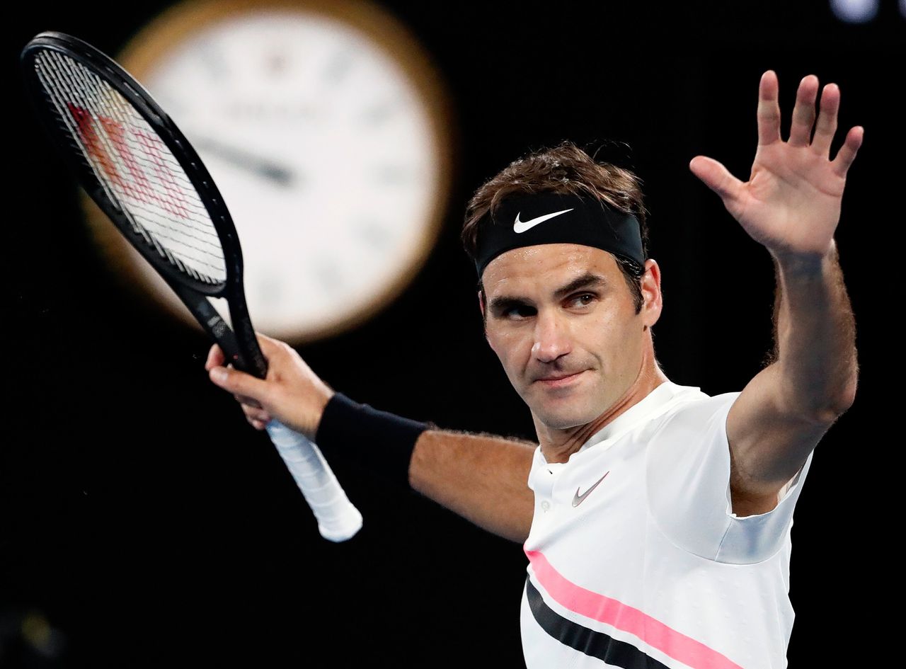 Roger Federer juicht na het winnen van de derde set.