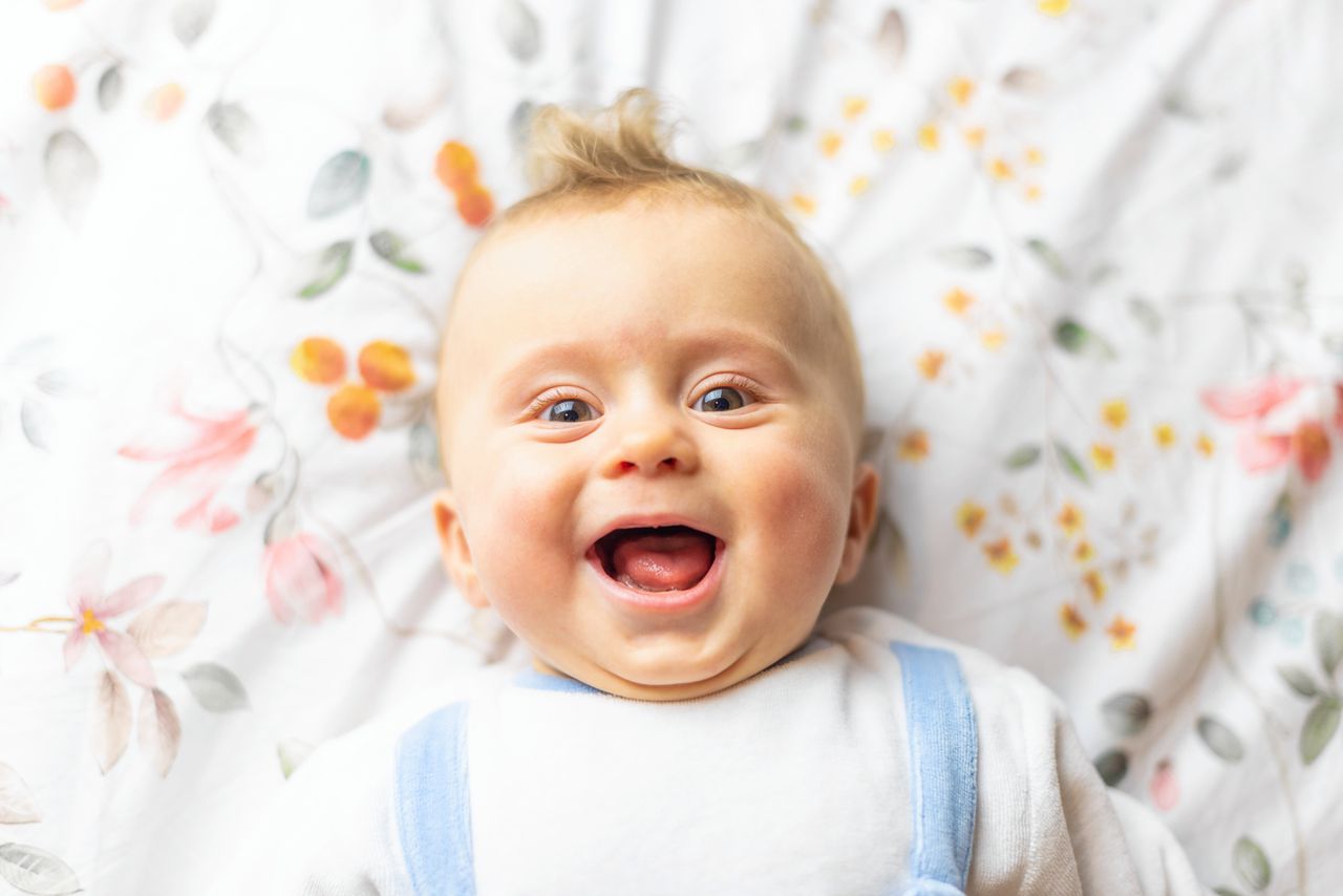 Lachende baby. Hoe meer baby's lachen op een uitademing, hoe aanstekelijker hun lach is.