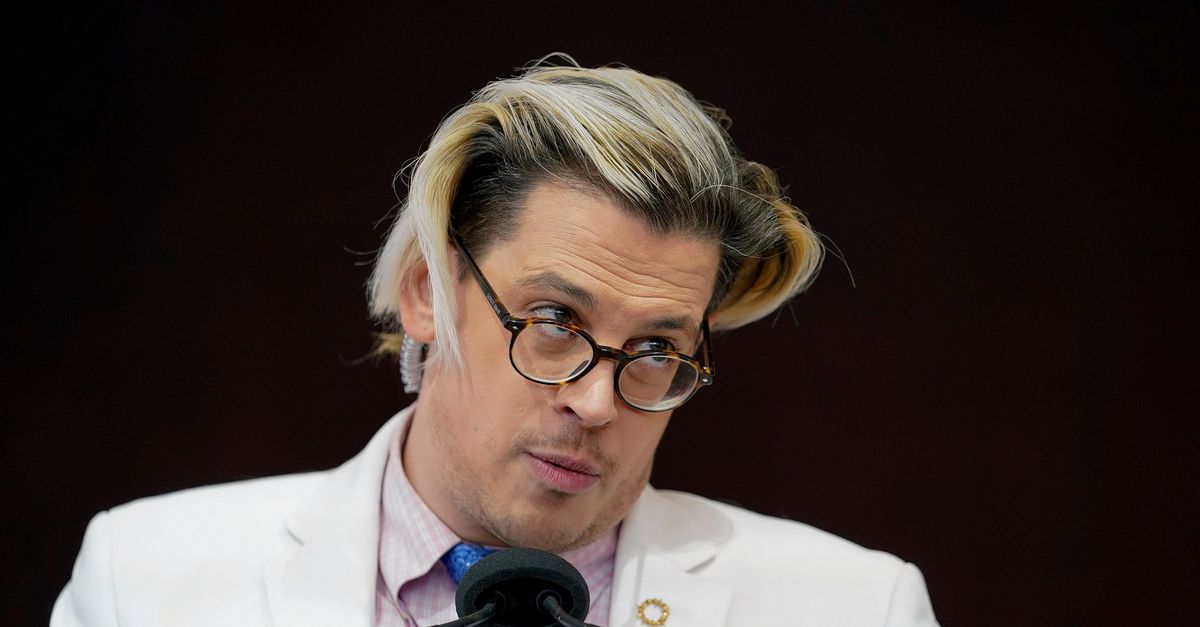 Hij was altijd lovend over ICE. Nu is de uiterst rechtse influencer Milo Yiannopoulos zelf opgepakt wegens een verlopen visum