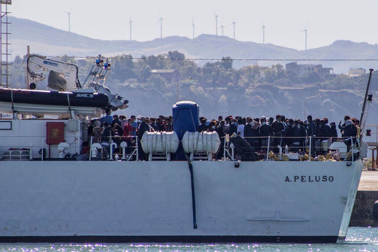 Migranten op een schip van de Italiaanse kustwacht, op weg van Lampedusa naar Porto Empedocle.
