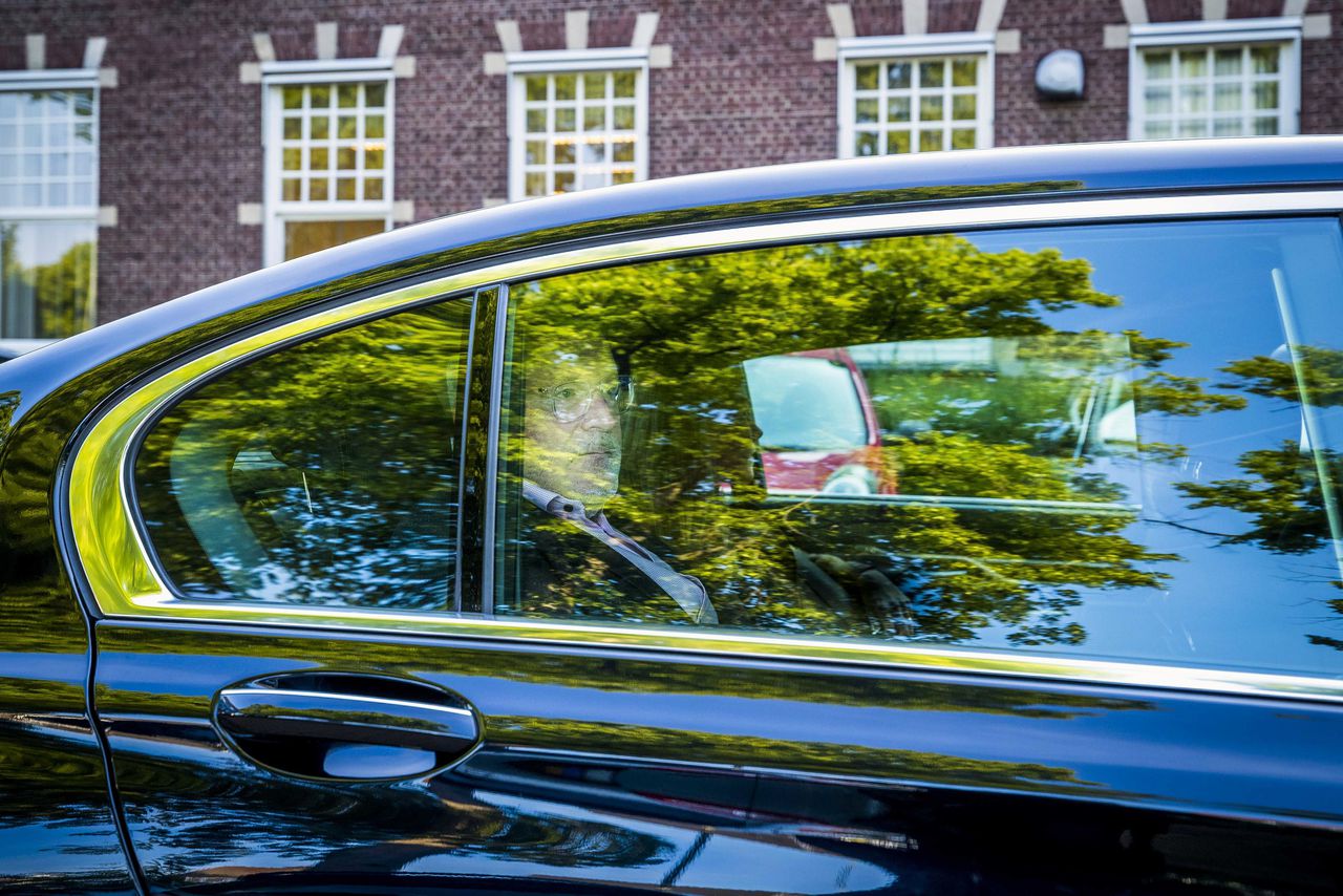 Frans Timmermans in een auto na het uitbrengen van zijn stem voor de Europese verkiezingen op het stembureau in het Bernardinuscollege in Heerlen.