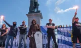 Een delegatie van de Proud Boys beschermt het Michiel de Ruyter-monument in Vlissingen.