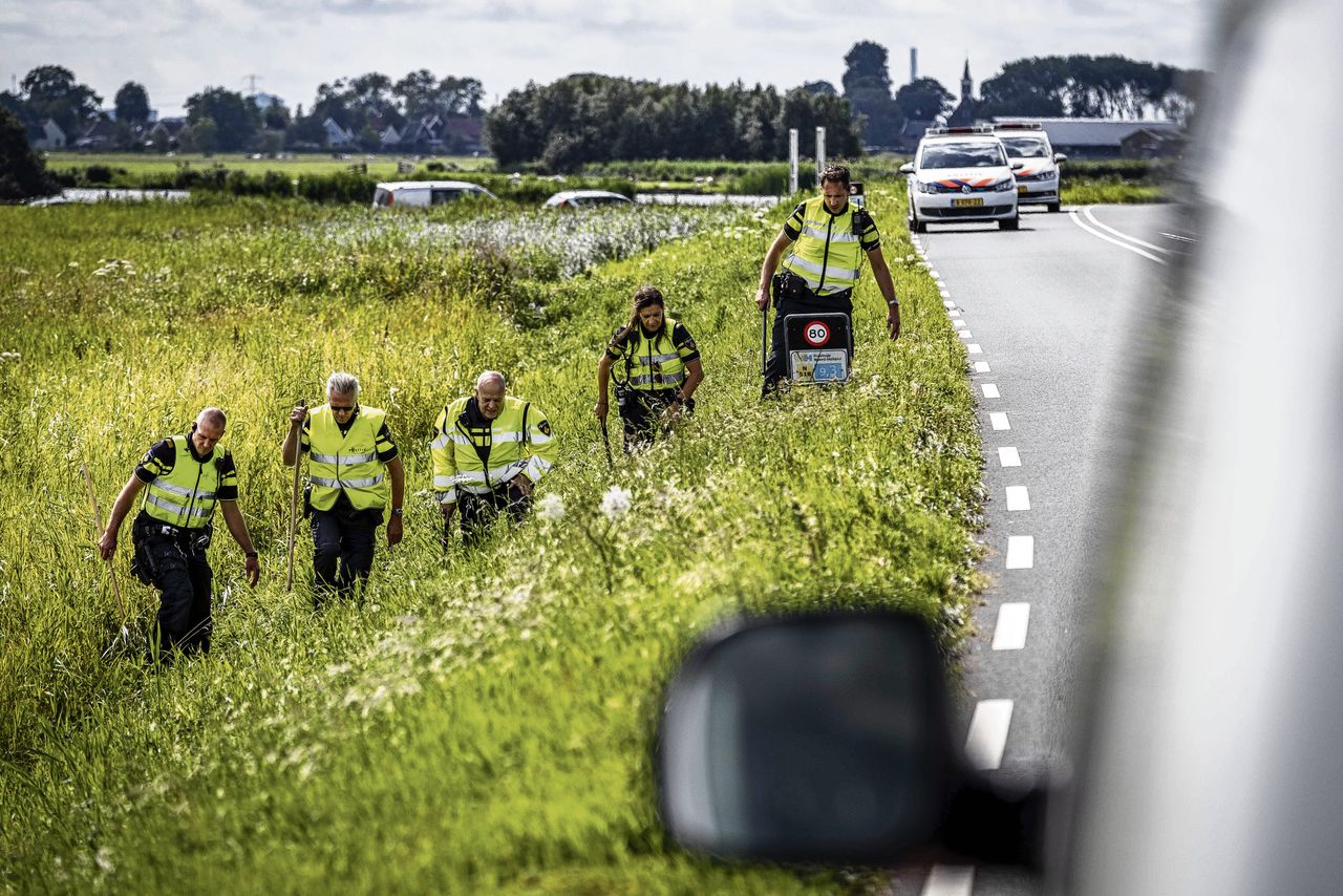 Politie doorzoekt de berm van de weg tussen Monnickendam en Marken naar sporen van een mogelijke aanrijding waardoor Tamar (14) om het leven kwam.