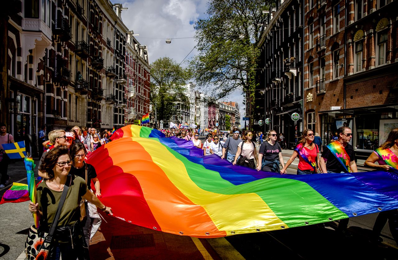 Deelnemers tijdens de Pride Walk deze zomer in Amsterdam, een mars waarin deelnemers aandacht vragen zodat iedereen zichzelf kan zijn.