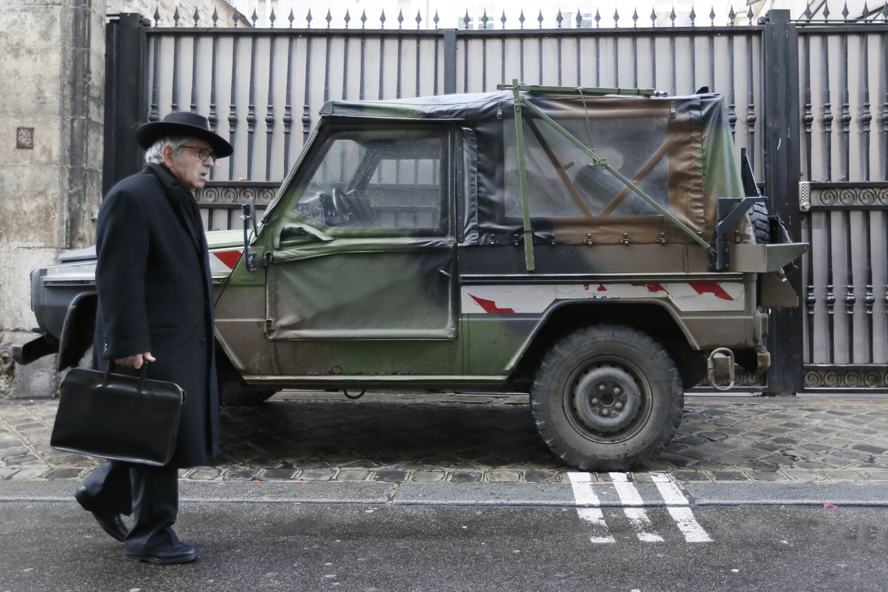 Een militaire jeep in een Joodse wijk in Parijs, waar de veiligheidsmaatregelen naar aanleiding van de aanslagen van vorige week flink zijn opgeschroefd.