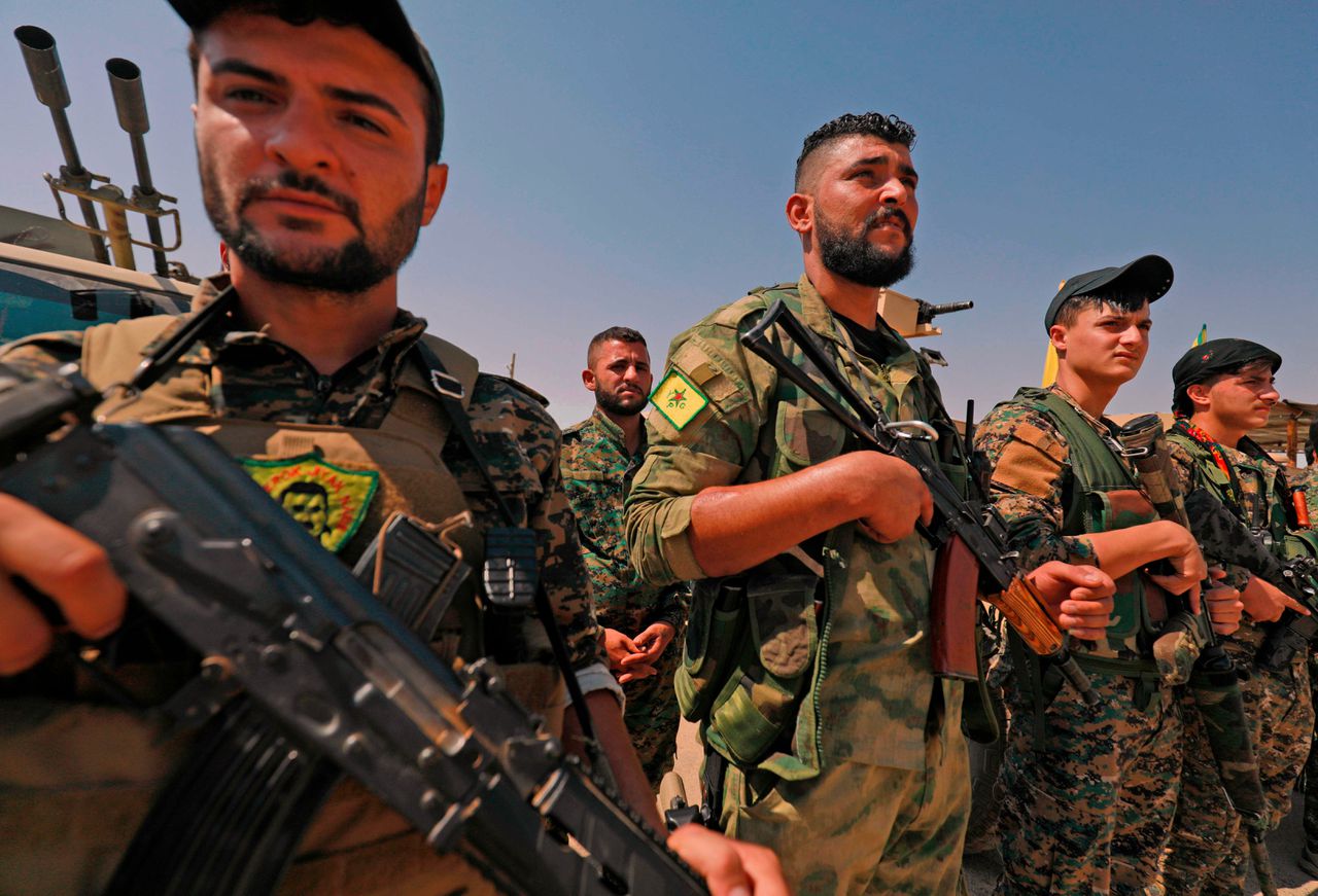 Leden van de Koerdische YPG-militie in de Noord-Syrische stad Shadadi op 18 september, kort nadat zij een offensief in oostelijke richting hadden gelanceerd richting Hajin, dat nog in handen is van Islamitische Staat.