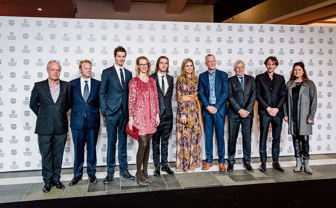 Koningin Máxima temidden van de cast en makers van 'Beyond Sleep', op de opening van het International Film Festival Rotterdam/ Foto ANP