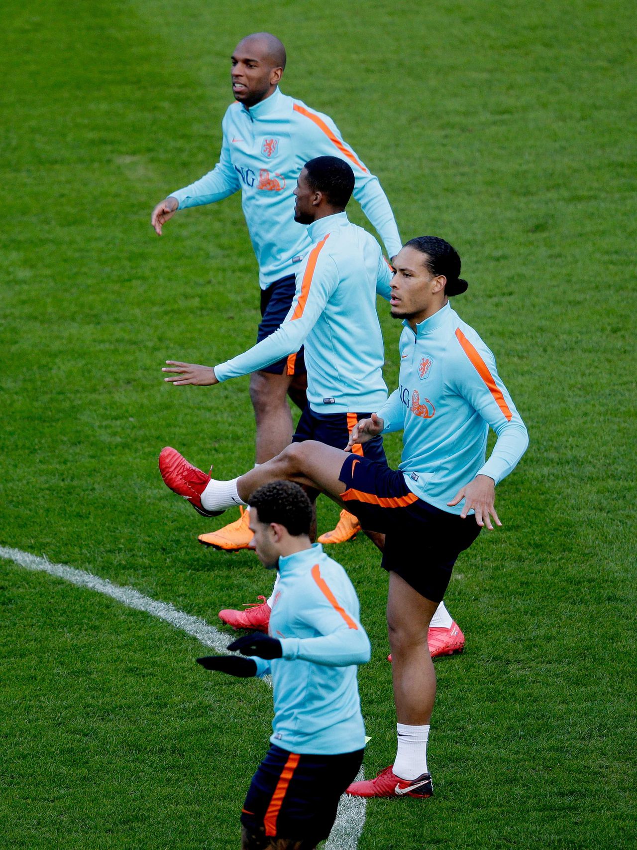 Het Nederlands elftal trainde zondag in Genève in aanloop naar het oefenduel van maandag tegen Portugal. Van boven naar beneden: Ryan Babel, Georginio Wijnaldum, Virgil van Dijk en Memphis Depay