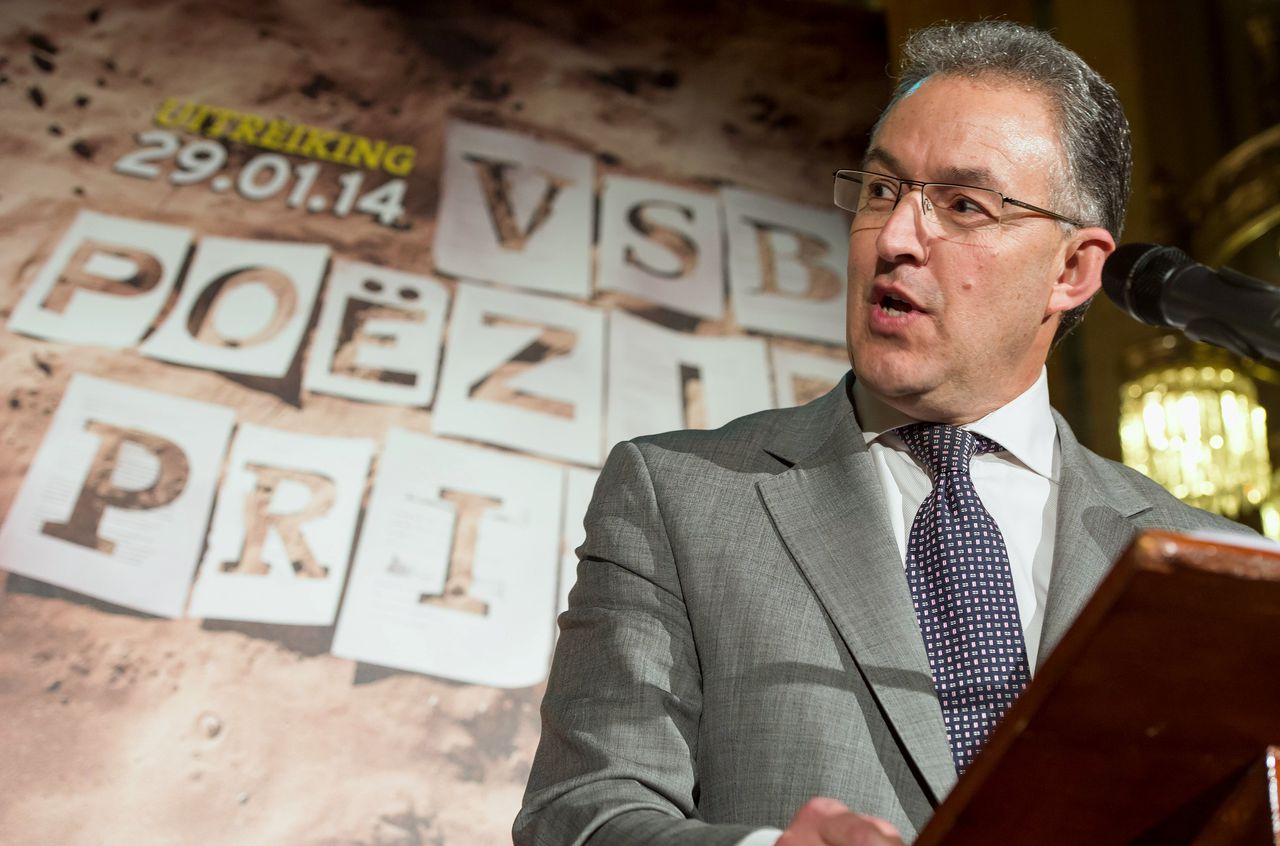 Uitreiking van de VSB Poëzieprijs door de Rotterdamse burgemeester Ahmed Aboutaleb, in 2014.