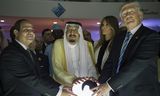 President Trump en zijn vrouw op bezoek in Saoedi-Arabië bij de opening van een centrum voor de bestrijding van extremisme. Midden: koning Salman, links de Egyptische president Sisi. 