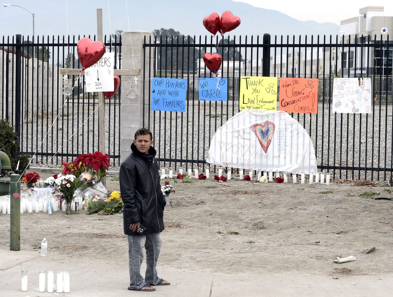 Bloemen en kaarsen voor de slachtoffers van de schietpartij in San Bernardino in Californië.