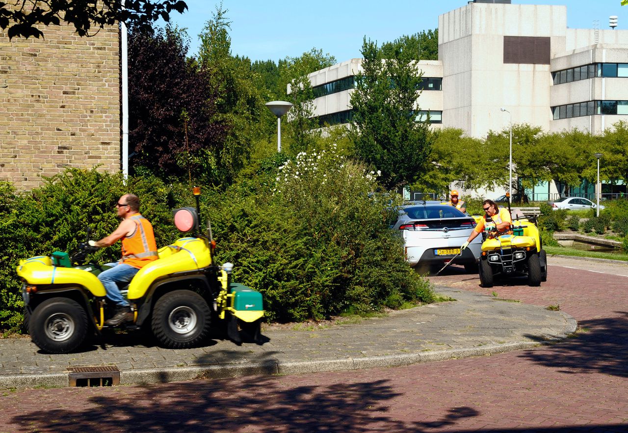 Amstelveen in 2013. Twee keer per jaar liet de gemeente onkruid op straten en trottoirs bestrijden met herbiciden.