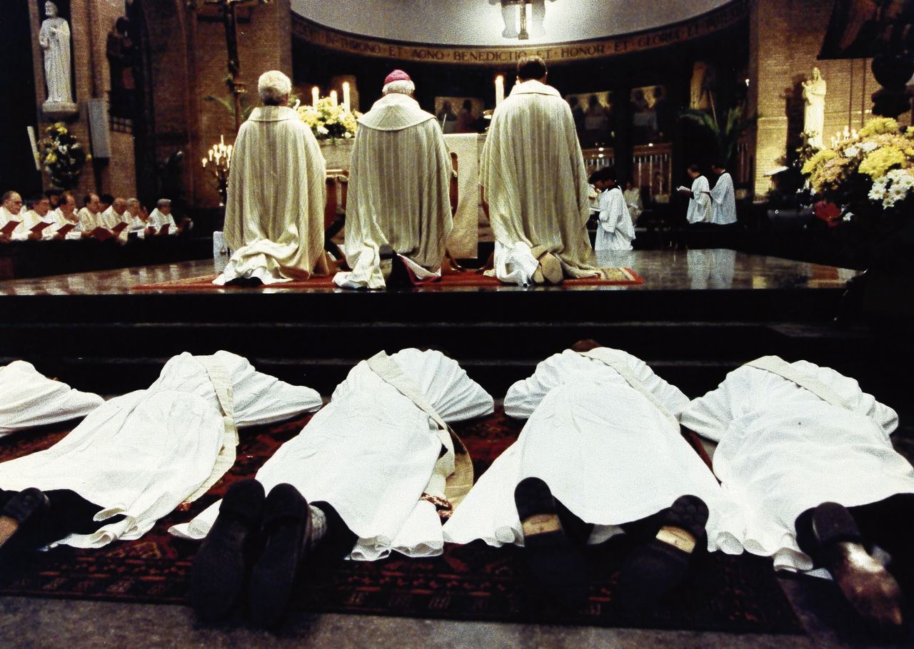 Wijding van zes priesters in 1993. Ze werden opgeleid op Vronesteyn, waar veel homoseksuele studenten zaten.