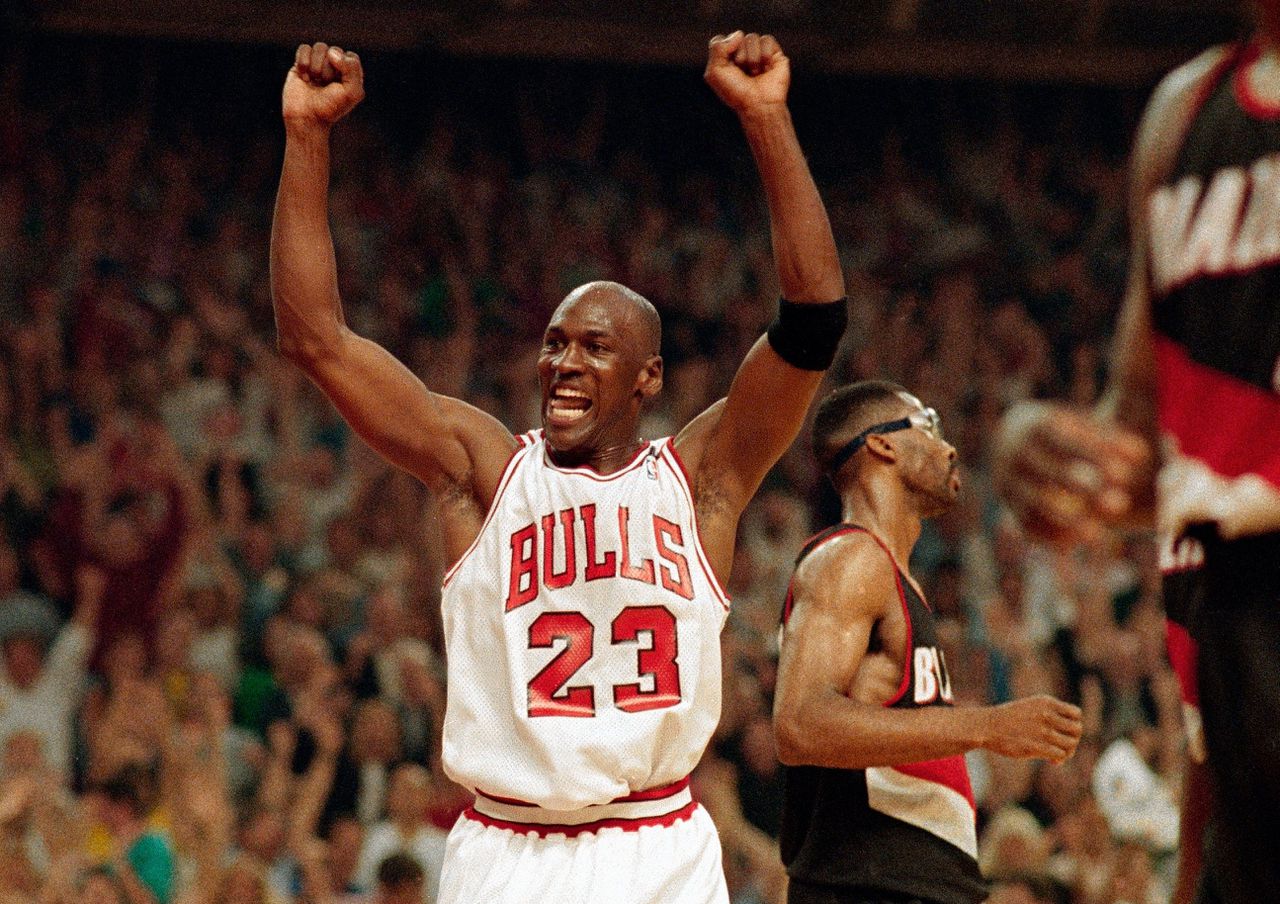 Michael Jordan viert een zege met Chicago Bulls tegen Portland Trail Blazers op 14 juni 1992.