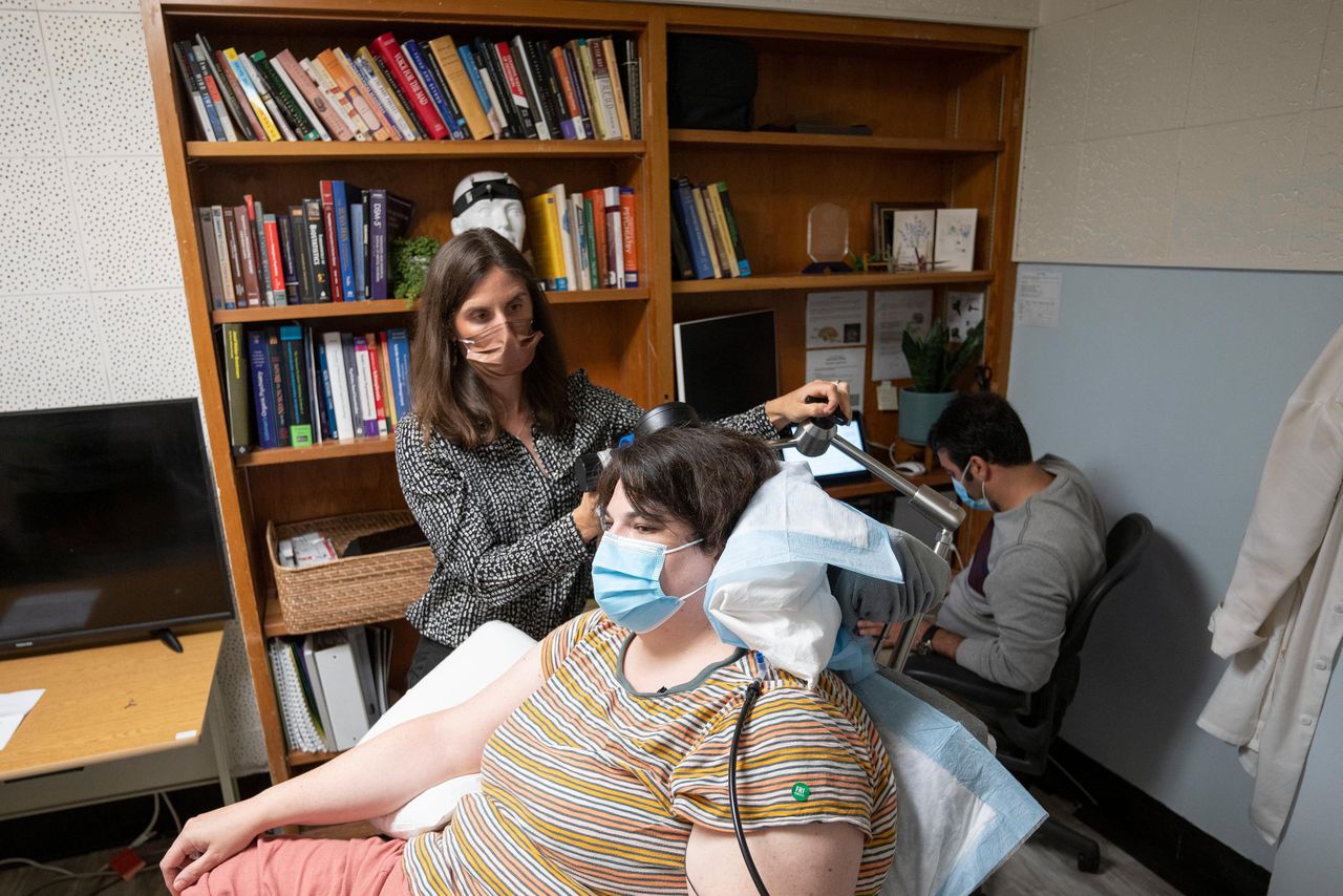Onderzoeker Katherine Scangos aan het werk met patiënt Sarah, die leed aan therapieresistente depressie.