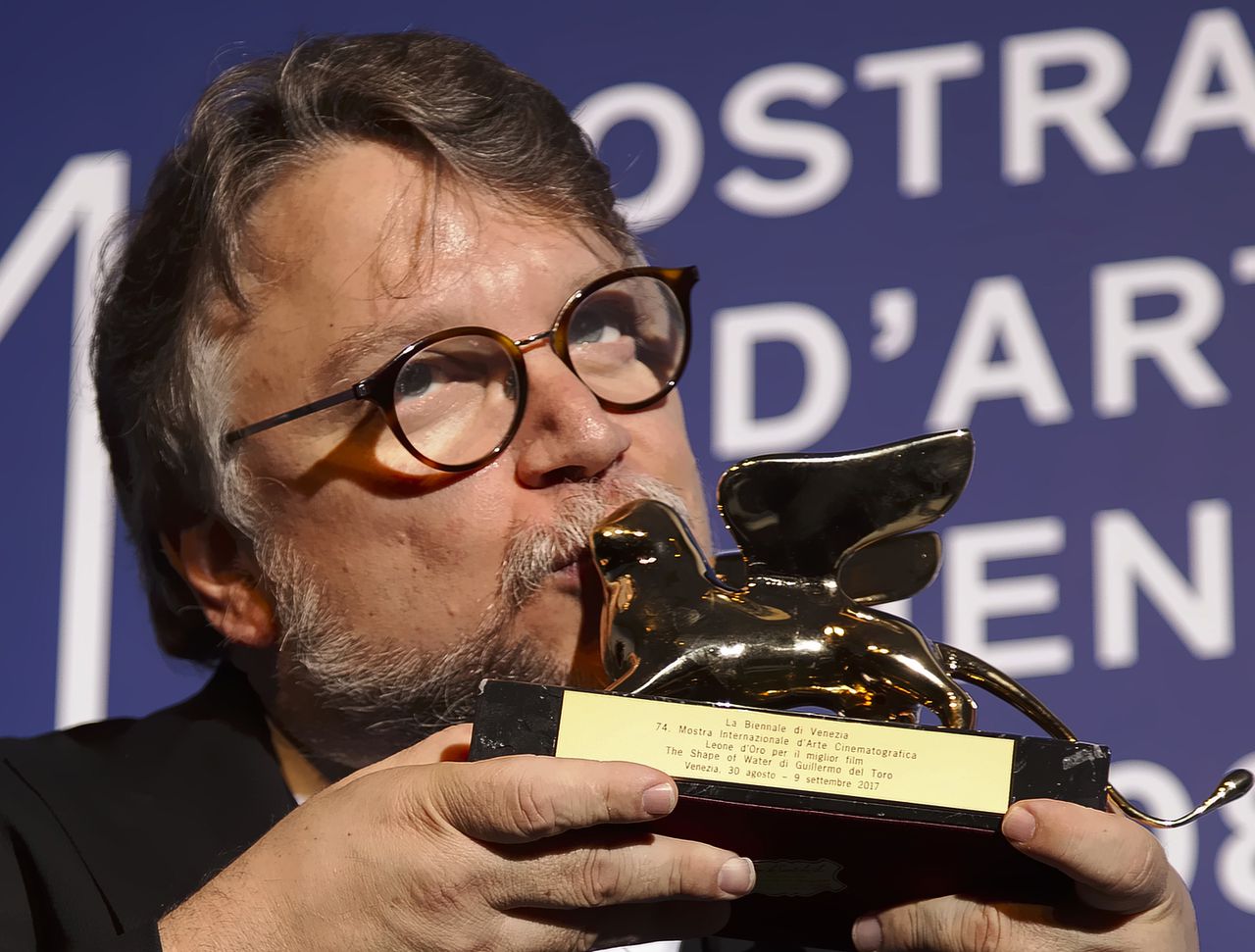 Guillermo Del Toro won de Gouden Leeuw met zijn sprookje The Shape of Water.