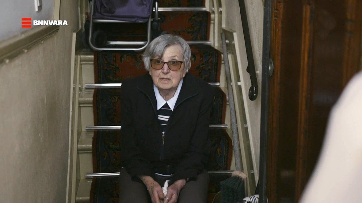 Mevrouw Pelcher op de trap van het huis waar ze na 75 jaar uit moet.