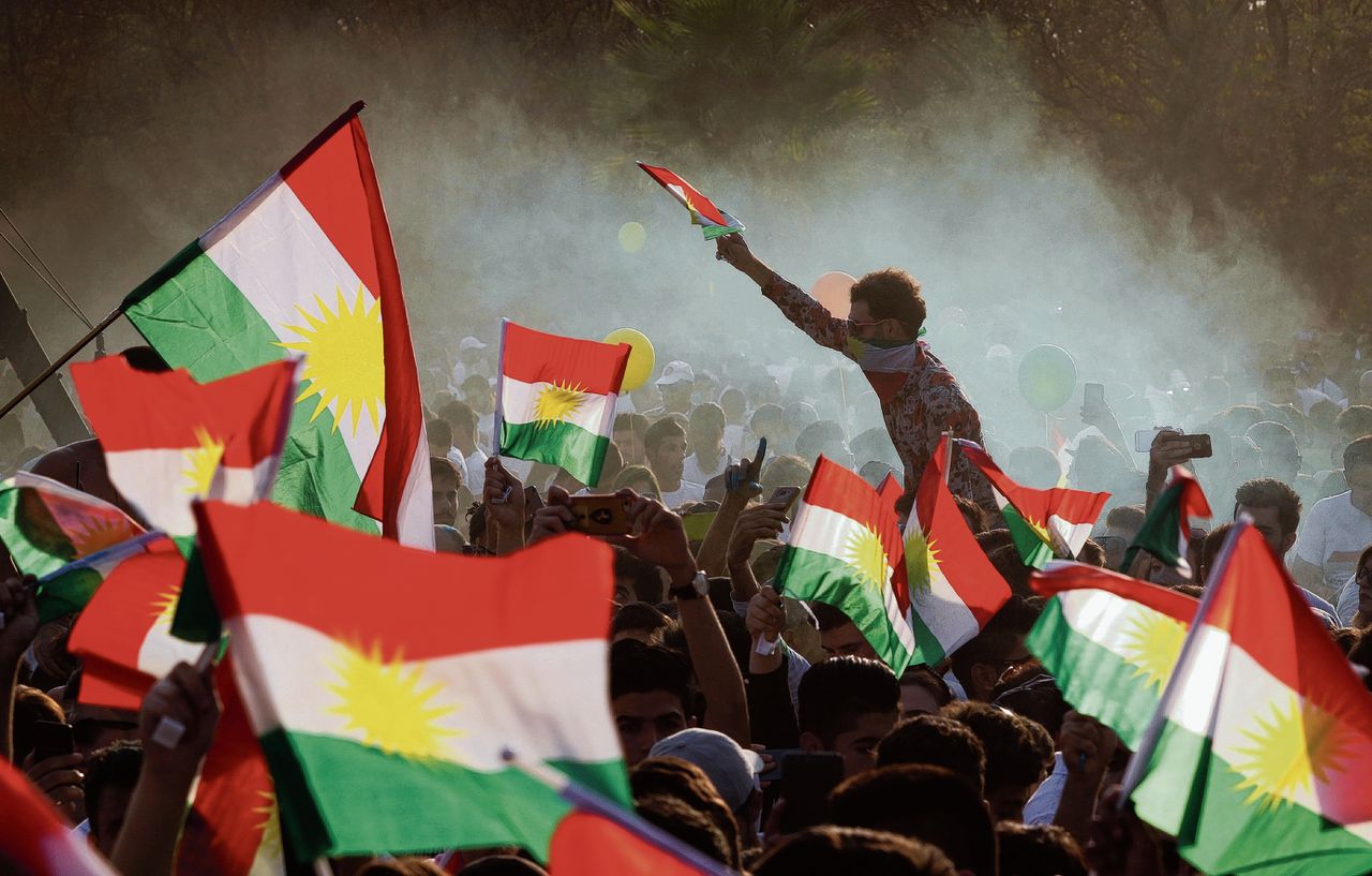 Koerdische vlaggen wapperen bij een bijeenkomst waarin opgeroepen wordt om te gaan stemmen tijdens het referendum.