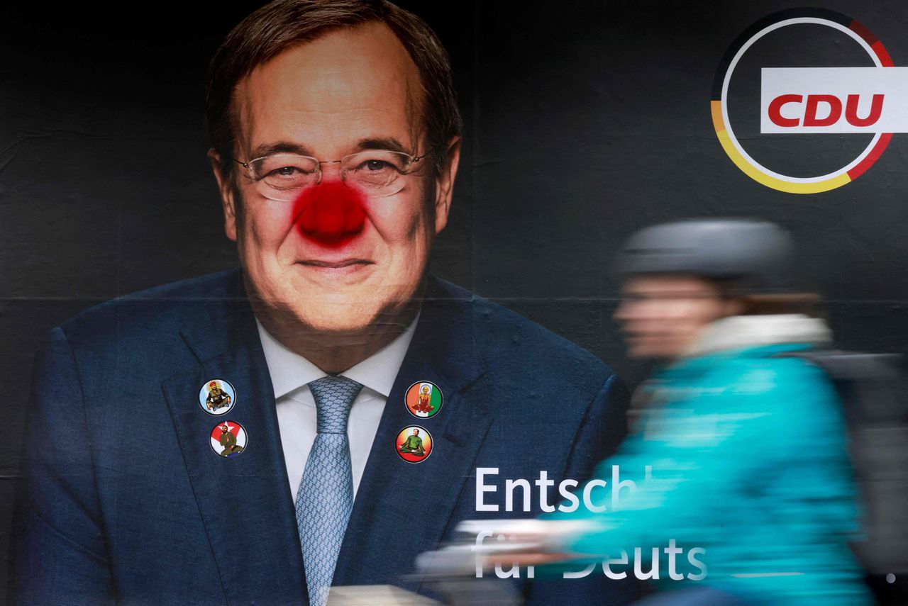 CDU-leider Armin Laschet op een verkiezingsposter in Berlijn die met rode verf is bewerkt.
