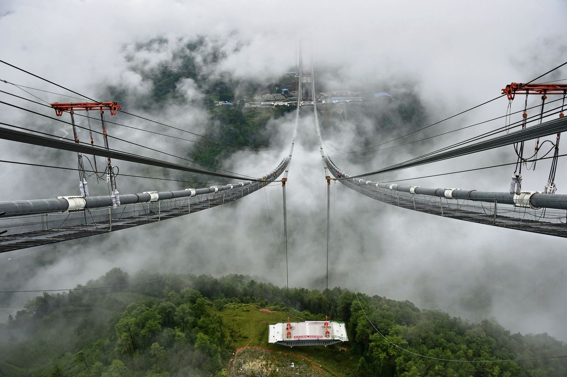 World most dangerous. Мост Лунцзян. Подвесной мост в Китае. Мост Dangerous Китай. Сумасшедшие дороги.