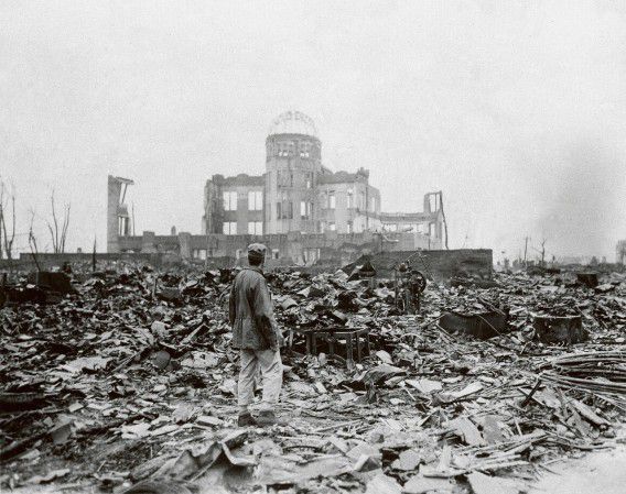 Een man staat te midden van het puin. De foto werd gemaakt op 8 september 1945, een maand nadat de eerste atoombom viel op de Japanse stad Hiroshima.