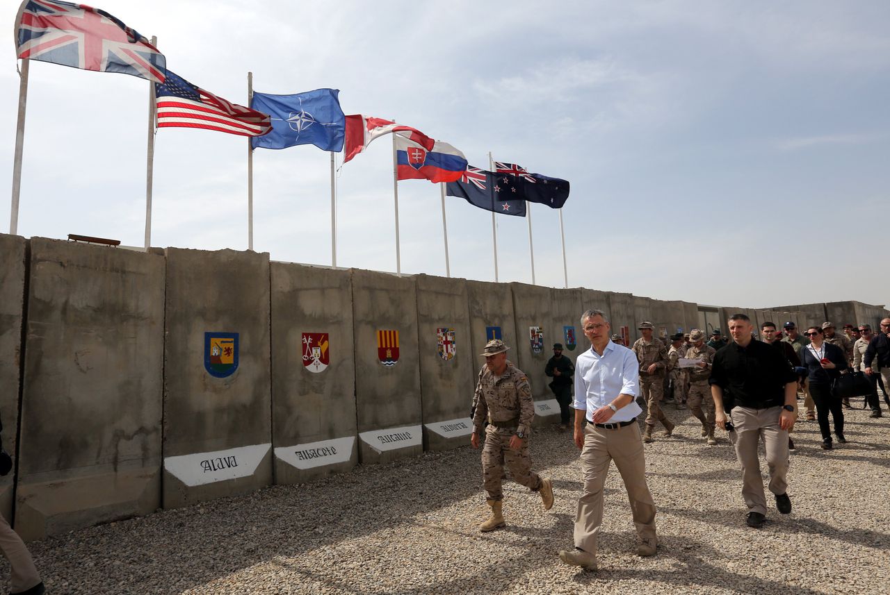 Jens Stoltenberg tijdens een bezoek aan de militaire basis, 65 kilometer ten zuiden van Baghdad, op 5 maart 2018.