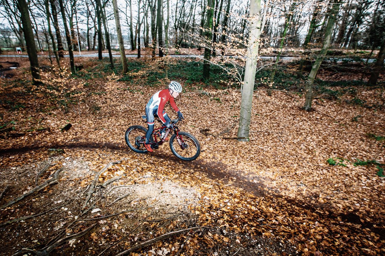 Ecoloog en mountainbikeparcoursontwerper Patrick Jansen fietst een parcours in Oosterbeek.