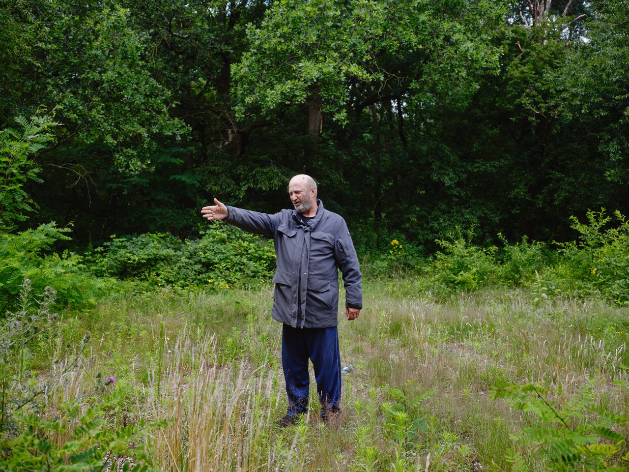 Arie den Dekker (54) toont waar zijn afgebrande huis stond. (2020)