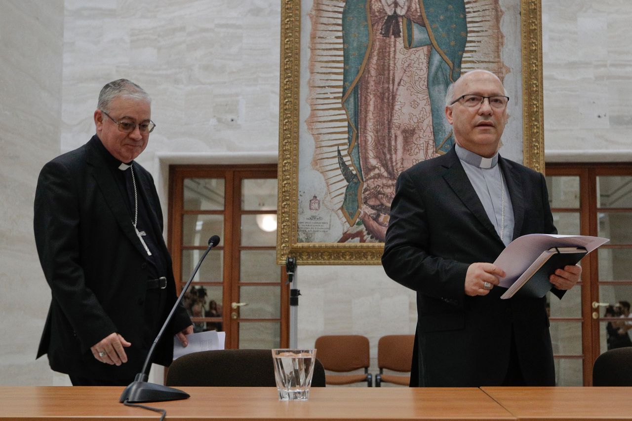 Aan het eind van het crisisberaad kondigden Luis Fernando Ramos Perez (rechts) en Juan Ignacio Gonzalez (links) het ontslag van de Chileense bisschoppen aan.
