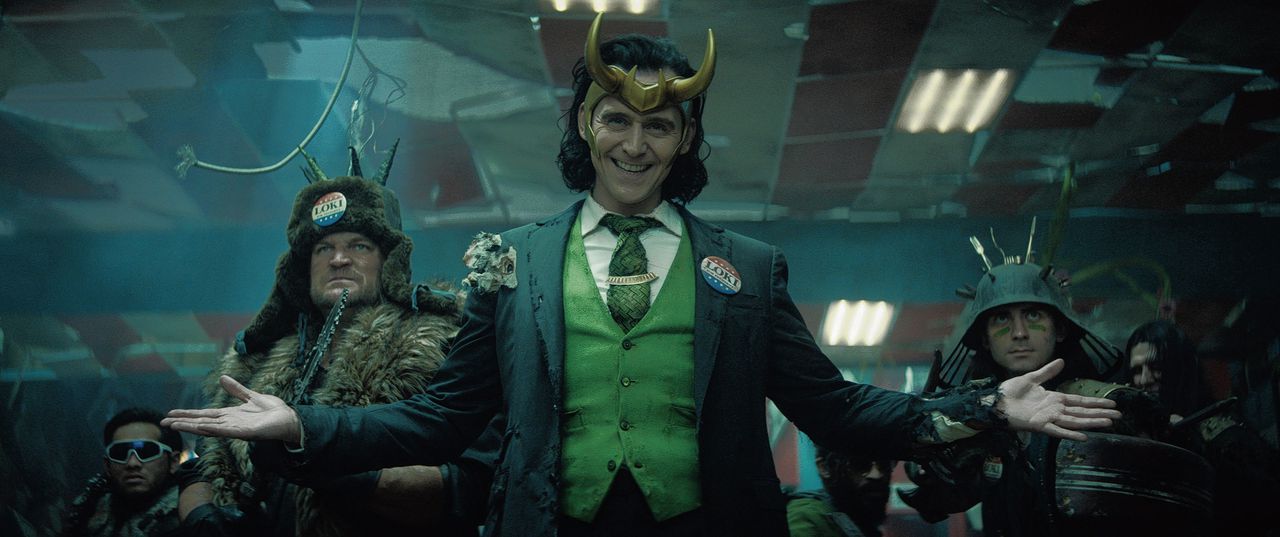 Tom Hiddleston als de schelmachtige god Loki in de gelijknamige serie.