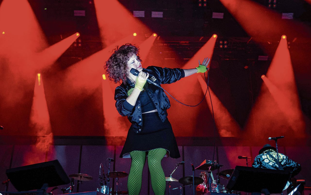 Driedaags muziekfestival Best Kept Secret in Hilvarenbeek met een optreden van de Canadese indierockband Arcade Fire met Régine Chassagne (foto links)