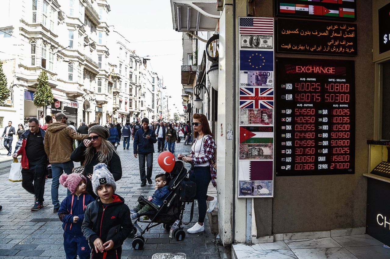Een wisselkantoor in Istanbul houdt de koers van de lira ten opzichte van andere valuta bij.