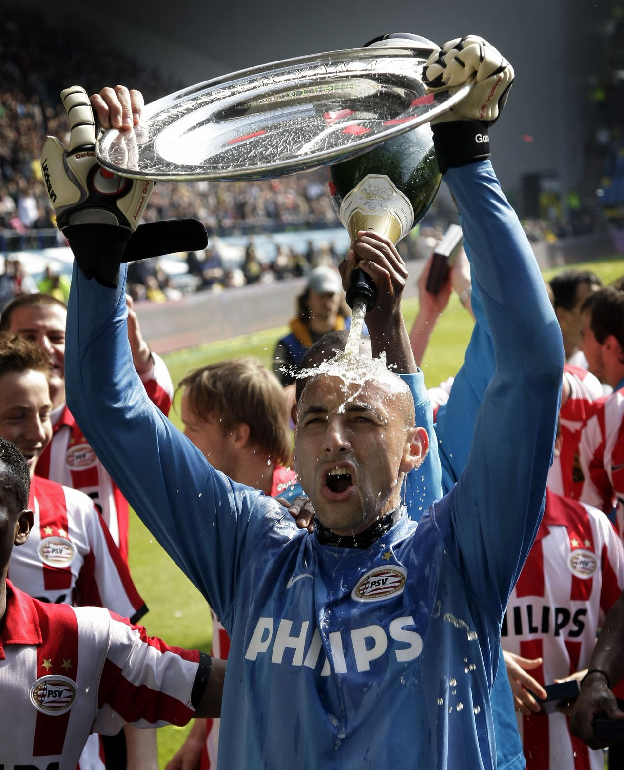 PSV-doelman Heurelho Gomes houdt de kampioensschaal omhoog. Foto Michael Kooren 20-04-2008, arnhem , VITESE PSV 0-1. foto Michael Kooren.Gomes krijgt een champagne douche