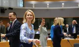 EU-buitenlandchef Kaja Kallas rinkelt met een belletje voor het begin van de bijeenkomst maandag van ministers van Buitenlandse Zaken in Brussel.